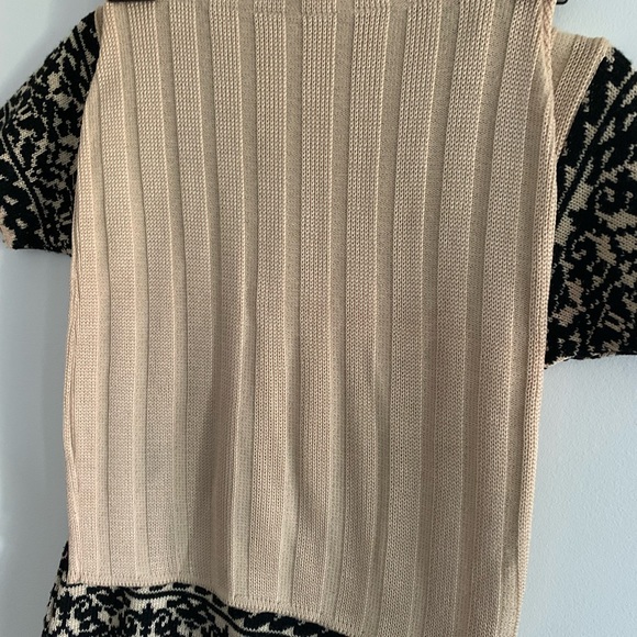 Valentino 2 piece set Vintage Miss V Couture Knit Top/Skirt 2000’s. Size 0-2. - Picture 2 of 5